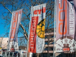 Firmenflaggen wehen im Wind vor dem EOS Fahrzeugtechnik-Standort.