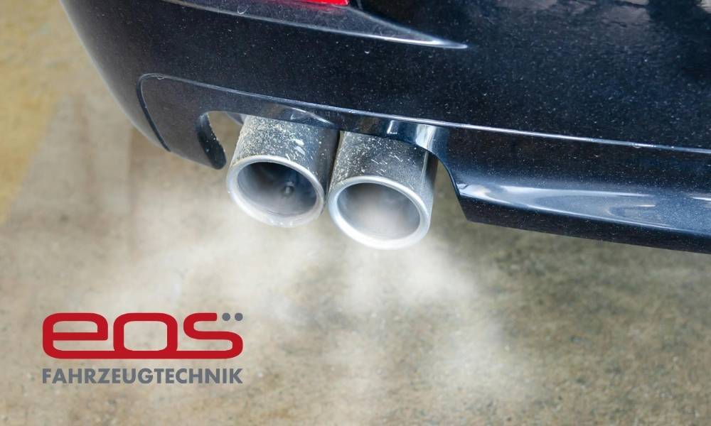 Autoauspuff mit Abgas – Symbolbild für Umweltzone Berlin und Emissionsprüfung