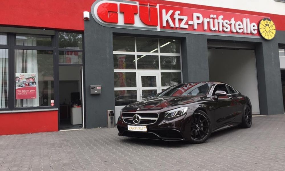 Luxusfahrzeug vor dem Eingang von EOS Fahrzeugtechnik geparkt