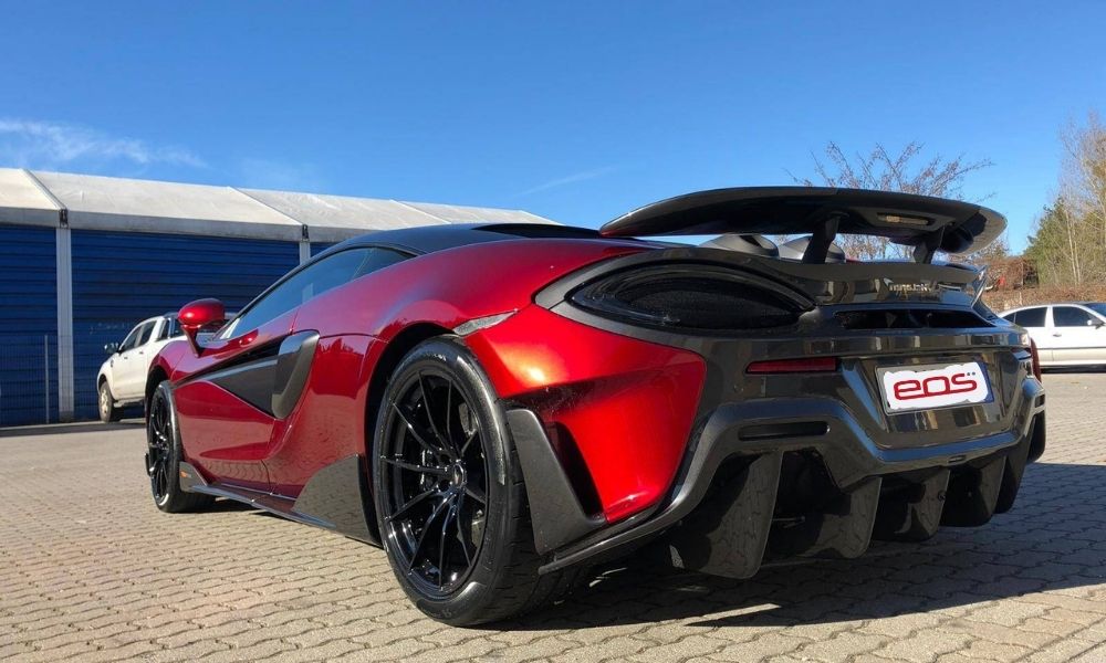 Individueller Fahrzeugumbau bei EOS – High-End Auto vor der Werkstatt