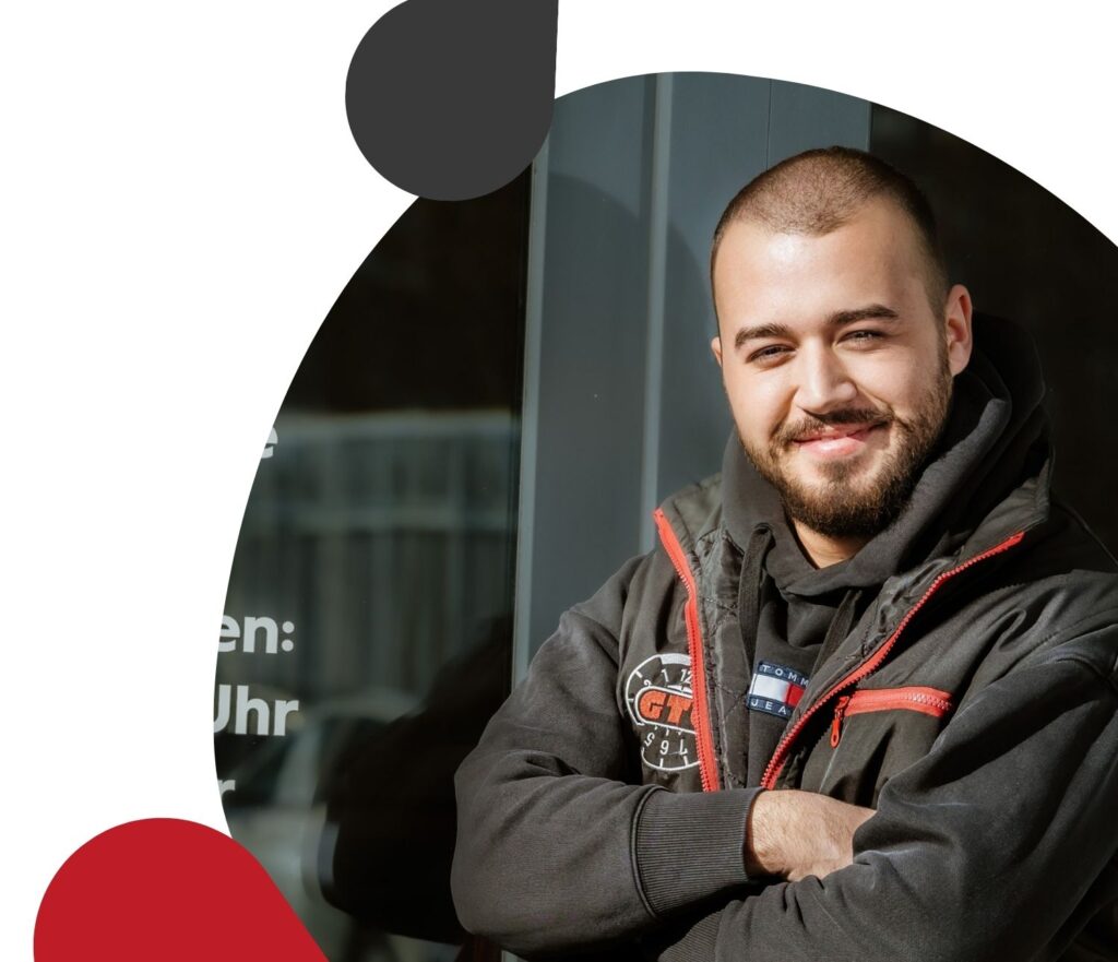 EOS Mitarbeiter Yasin guckt lächelnd in die Kamera