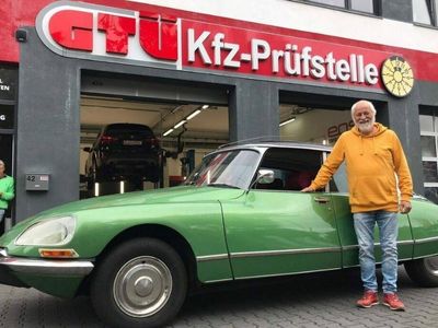Oldtimer bei der Begutachtung