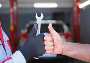 Zufriedener Kunde nach erfolgreicher KFZ-Inspektion