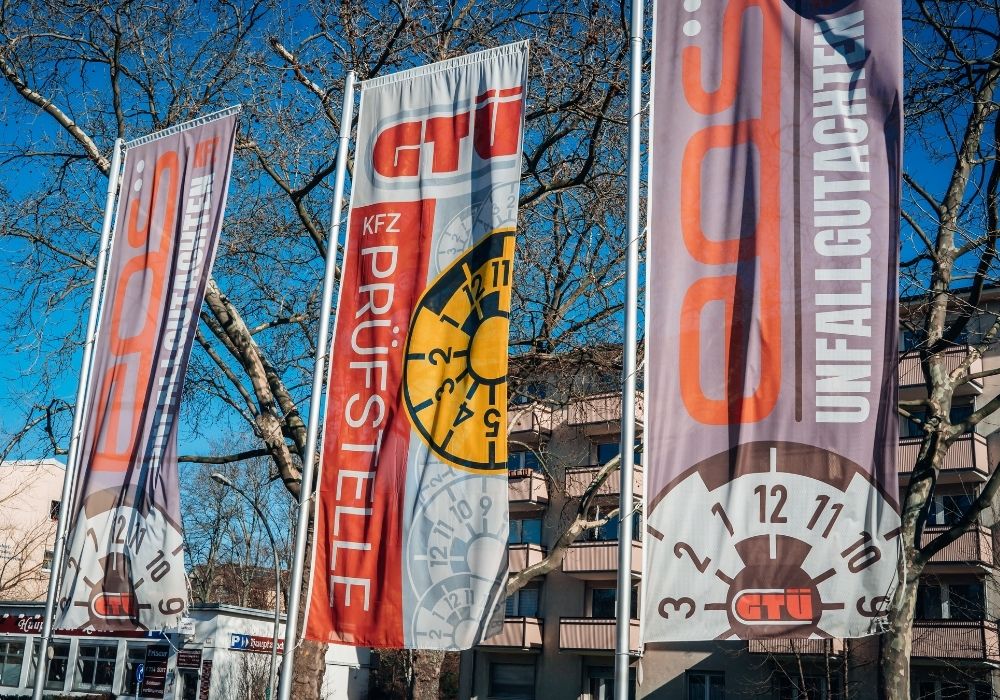 Außenbereich mit GTÜ und EOS Prüfstelle Fahnen Berlin