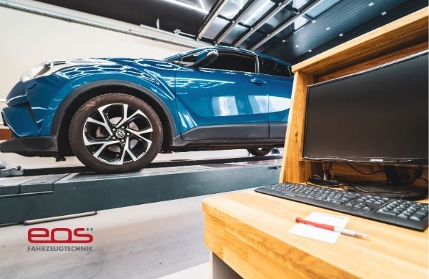 Fahrzeug auf der Hebebühne bei EOS Berlin Treptow-Köpenick