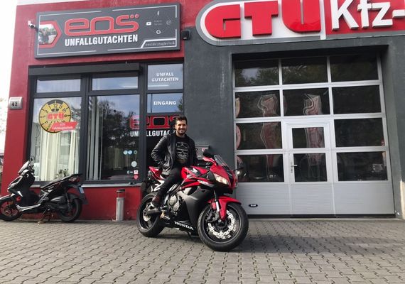 Kunde mit Motorrad vor EOS KFZ Prüfstelle Treptow-Köpenick