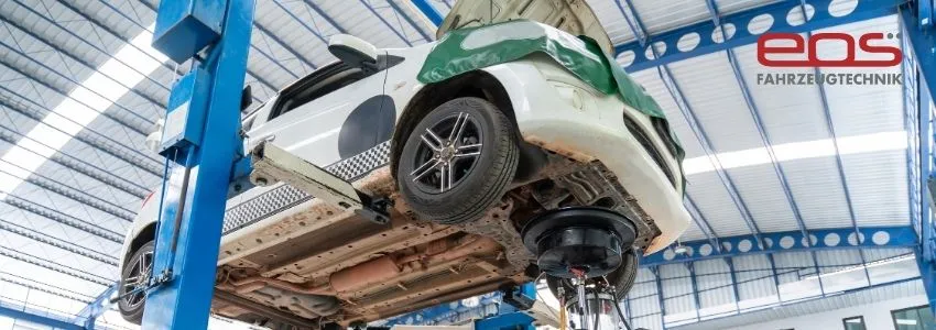 EOS Fahrzeugtechnik GTÜ Prüfstelle mit Fahrzeug auf Hebebühne in Berlin