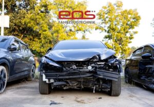 Parkschaden an Auto mit Frontschaden nach Zusammenstoß