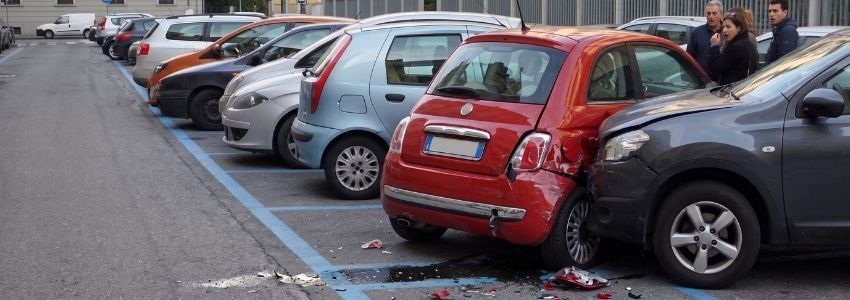 Beschädigte Fahrzeuge nach Parkrempler in Parkhaus
