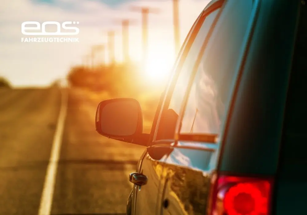 Auto bei Sommerhitze auf der Straße – Fahrzeugprobleme durch hohe Temperaturen