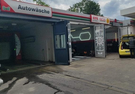 Außenansicht der EOS GTÜ-Prüfstelle Zehlendorf in der Königin-Luise-Straße 22A in Berlin