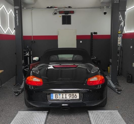 Schwarzer Porsche bei der Fahrzeugprüfung in der EOS GTÜ-Prüfstelle Berlin-Zehlendorf