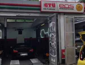 Neue GTÜ Prüfstelle von EOS Fahrzeugtechnik in Berlin-Zehlendorf mit geöffneter Prüfhalle