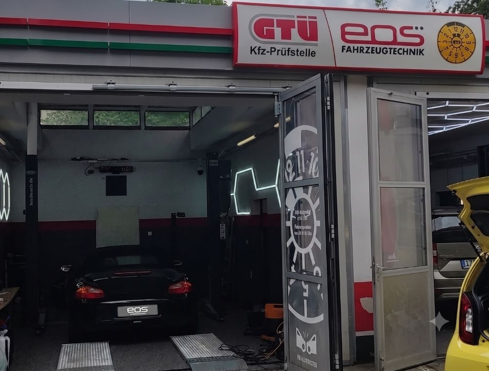 Neue GTÜ Prüfstelle von EOS Fahrzeugtechnik in Berlin-Zehlendorf mit geöffneter Prüfhalle