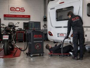 Prüfer von EOS Fahrzeugtechnik prüfen ein Wohnmobil in der Werkstatt in Berlin