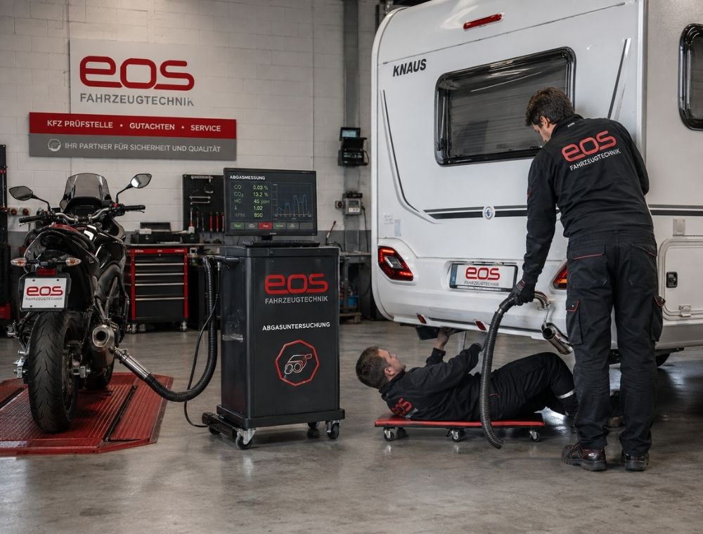 Prüfer von EOS Fahrzeugtechnik prüfen ein Wohnmobil in der Werkstatt in Berlin