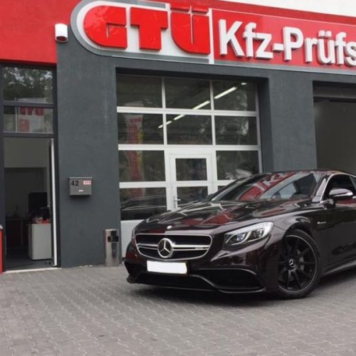 Luxusfahrzeug vor dem Eingang von EOS Fahrzeugtechnik geparkt