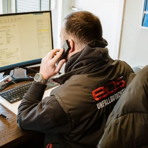 Mitarbeiter im Büro der GTÜ Prüfstelle EOS Treptow-Köpenick