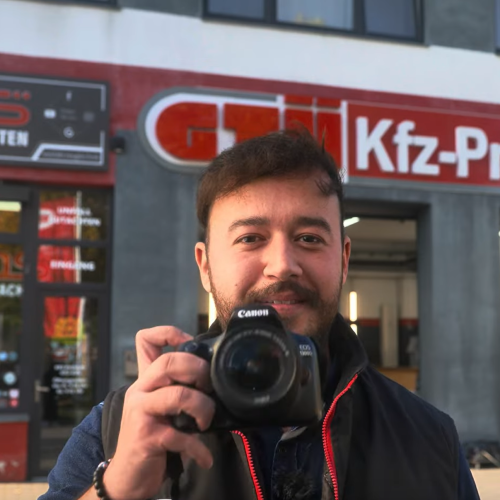 EOS Fahrzeugtechnik Neukölln – Mitarbeiter mit Kamera