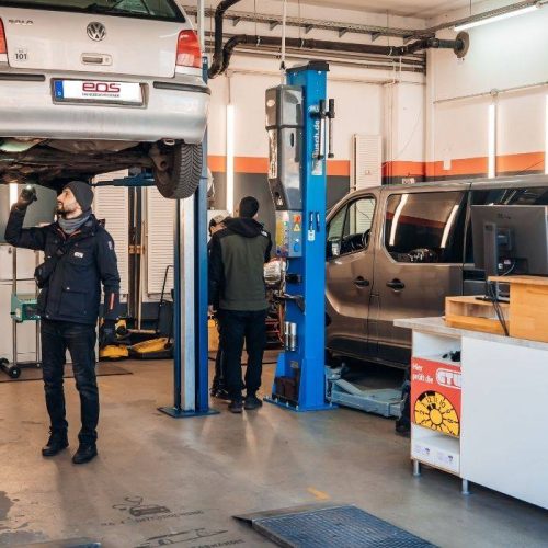 Kfz-Prüfung in der EOS - KFZ - Prüfstelle mit Fahrzeug auf Hebebühne